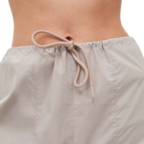 Midja på ett par Sköna och skyddande Röhnisch Frankie Wind Pants vindbyxor (dam)