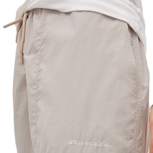 Resår med dragsko på ett par Sköna och skyddande Röhnisch Frankie Wind Pants vindbyxor (dam)