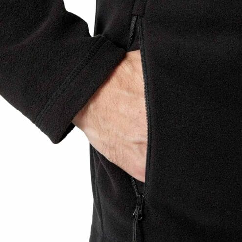 En modell använder fickan på