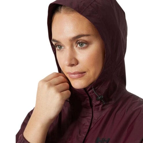 En modell har på sig En snygg och praktisk Helly Hansen Loke Jacket skaljacka (dam) och uppfälld luva