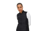 skön och funktionell Röhnisch Force vest (dam) på en modell