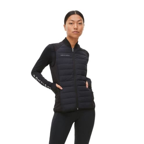 En modell bär skön och funktionell Röhnisch Force vest (dam)
