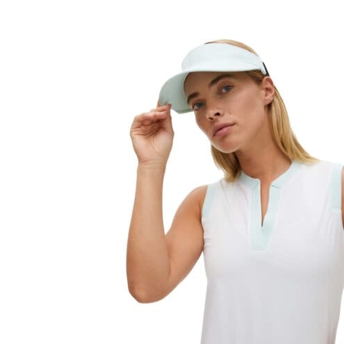 Röhnisch Logo Sun Visor solskärm (dam) på en modell i en ljusblå färg