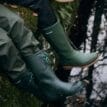 En modell bär Ett par praktiska och sköna Tretorn Strong S Gummistövlar (unisex)