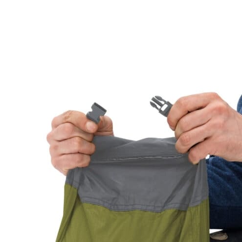 Bra och enkel knäppning av förvaringspåse på Ett hållbart och exlusivt Robens Challanger 3XE tält för 3 personer