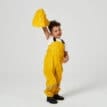 Tretorn Kids Wings Rain Hat (barn) på en modell som leker
