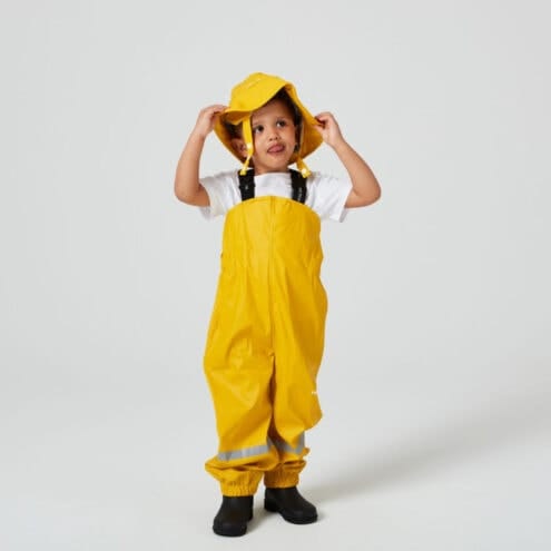 En pojke har på sig Tretorn Kids Wings Rain Hat (barn)