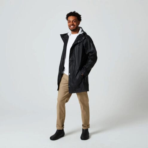 En skön och vattentät Tretorn Wings Plus Eco regnjacka (unisex) på en modell med öppen framsida