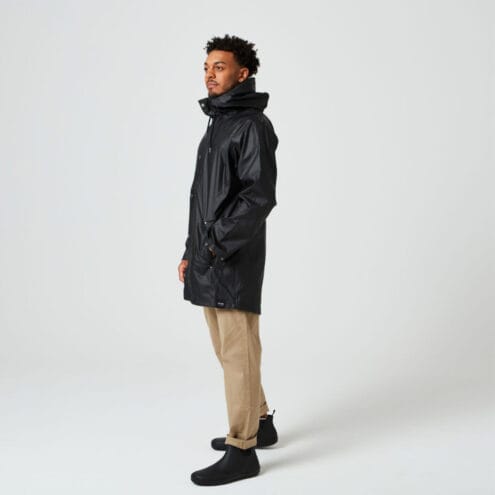 En skön och vattentät Tretorn Wings Plus Eco regnjacka (unisex) på en modell