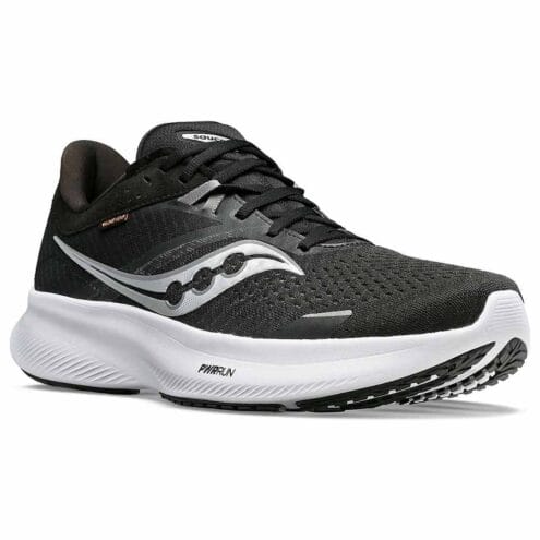 Ett par bekväma och lätta Saucony Ride 16 löparskor (herr) snett framifrån