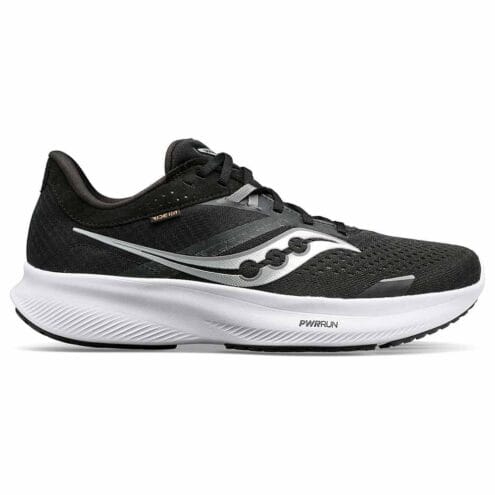 En bekväm och stabil Saucony Ride 16 löparskor (dam) i färgerna black/white