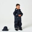 En pojke har på sig En klassisk och snygg Kids Wings Raincoat regnjacka (barn)