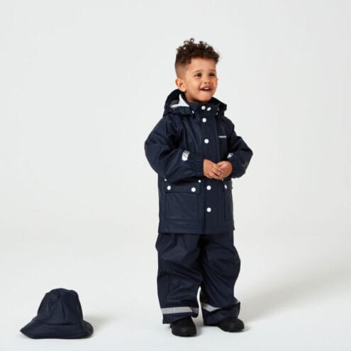 En pojke har på sig En klassisk och snygg Kids Wings Raincoat regnjacka (barn)