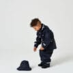 Ett barn har på sig hela kitet med En klassisk och snygg Kids Wings Raincoat regnjacka (barn)