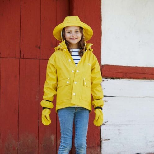 En klassisk och snygg Kids Wings Raincoat regnjacka (barn) på en flicka