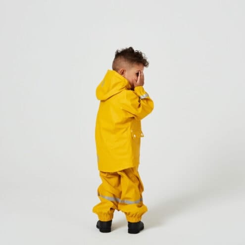 Baksidan av En klassisk och snygg Kids Wings Raincoat regnjacka (barn) på en pojke