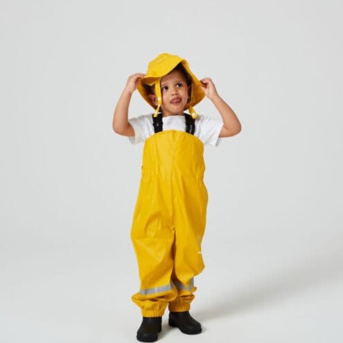 en pojke bär Tretorn Kids Wings High Rainpants regnbyxor (barn)