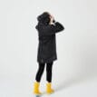 baksida av En klassisk och praktisk Tretorn Wings Jr Rainjacket regnjacka (barn/junior) på en flicka