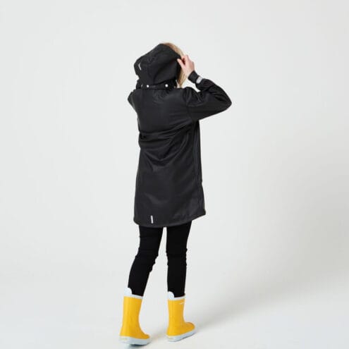 baksida av En klassisk och praktisk Tretorn Wings Jr Rainjacket regnjacka (barn/junior) på en flicka