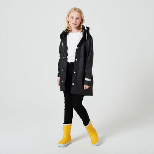 En klassisk och praktisk Tretorn Wings Jr Rainjacket regnjacka (barn/junior) på en modell