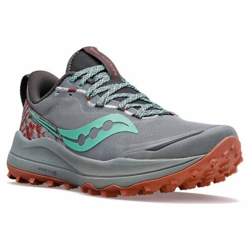 En stabil och pålitlig Saucony Xodus Ultra 2 terränglöparskor (dam) snett framifrån