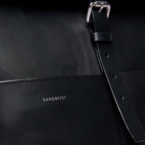 Logga och spänne på En Sandqvist Antonia Leather 15L i högkvalitivt läder med snygga detaljer