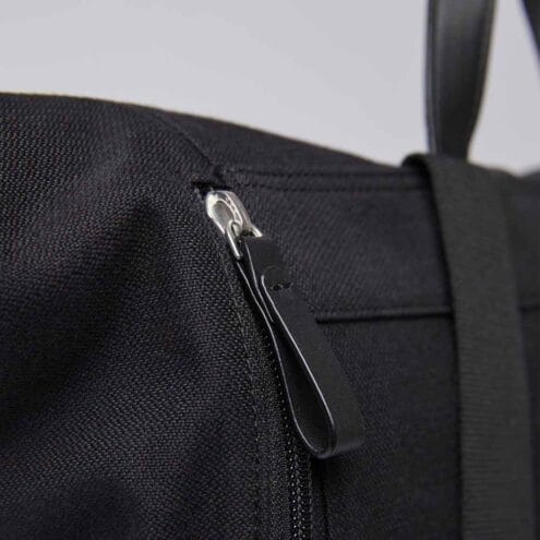 Dragkedja på Lättviktig och snygg Sandqvist Antonia Twill ryggsäck 15L