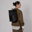 Lättviktig och snygg Sandqvist Antonia Twill ryggsäck 15L på en kvinnlig modell