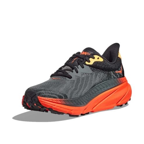 Stabila och ergonomiska HOKA ONE ONE Challanger 7 terränglöparskor (herr) snett framifrån