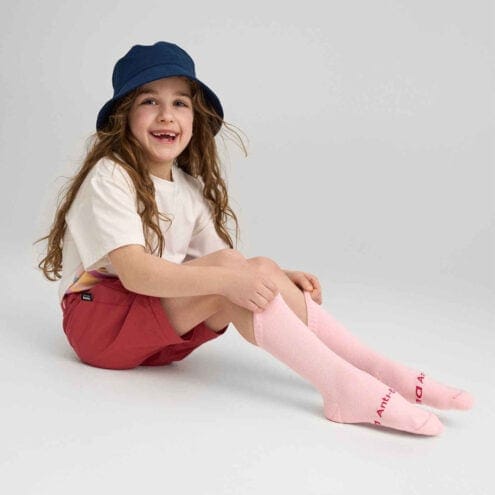 Ett barn har på sig otroligt praktiska och skyddande Reima Anti-Bite Socks Insect strumpor (barn)