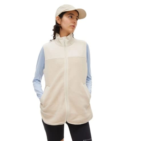 Modell som bär Röhnisch Phoebe Pile Vest