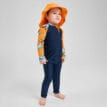 en orange Reima Sunhat Rantsu solhatt (barn) på ett barn