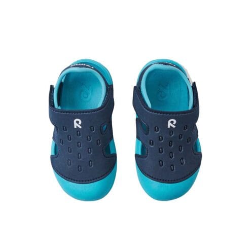Ett par En vattentålig Reima Sandals Koralli sandaler (barn) som är lätt att ta av och på