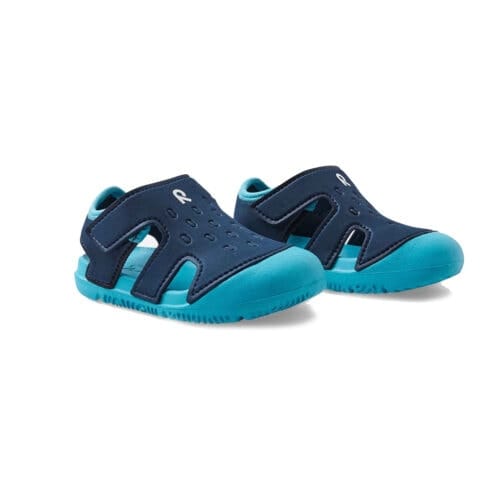 Ett par En vattentålig Reima Sandals Koralli sandaler (barn) som är lätt att ta av och på