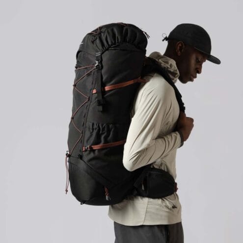 En rymlig och lågviktig Sanqvist Trail Hike vandringsryggsäck 60L på en manlig modell