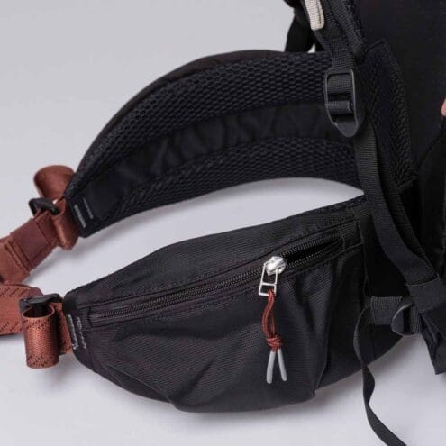 Midjeremmar med fickor på En rymlig och lågviktig Sanqvist Trail Hike vandringsryggsäck 60L
