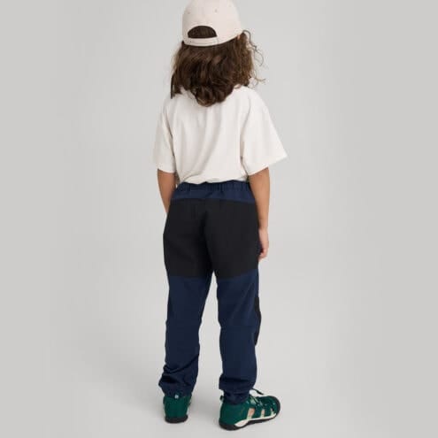 vattenavisande och sköna Reima Pants Vaeltaa skalbyxor (barn) på en pojke