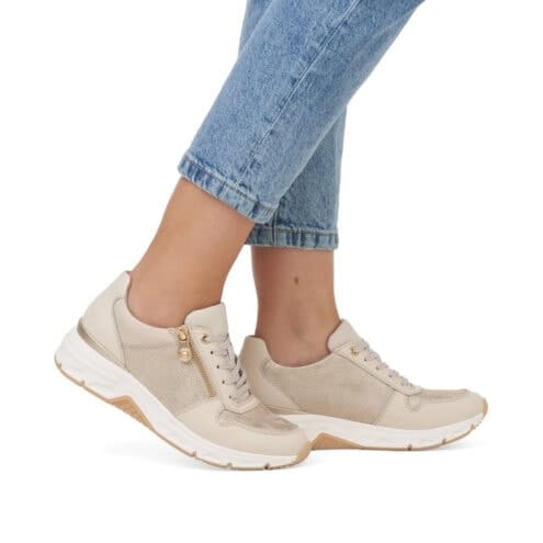 En modell bär dem sköna Rieker 48101-60 sneakers (dam)
