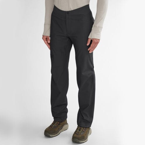 Asynja Pants överdragsbyxor (herr) på en modell