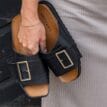 En modell håller i Sweeks Bodil Slip-On (dam)