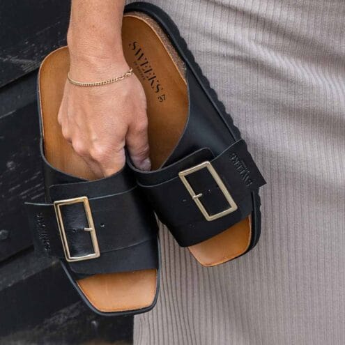 En modell håller i Sweeks Bodil Slip-On (dam)
