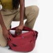 Modell använder Klättermusen Gaut 8L axelremsväska (unisex)