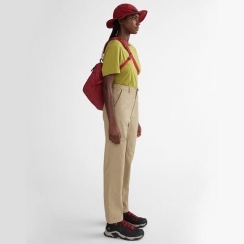 En modell har på sig Klättermusen Gaut 8L axelremsväska (unisex)