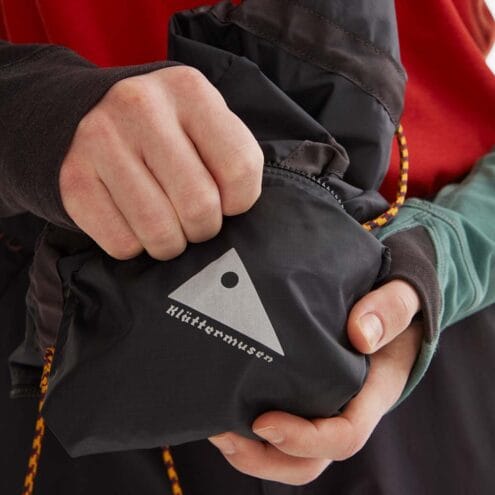 En ihoppackad Klättermusen Gebo Bag 23L lättviktsväska (unisex)