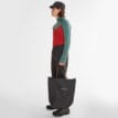 En modell håller iKlättermusen Gebo Bag 23L lättviktsväska (unisex)