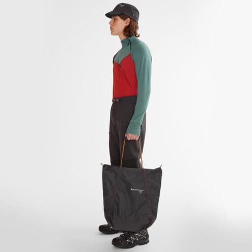 En modell håller iKlättermusen Gebo Bag 23L lättviktsväska (unisex)