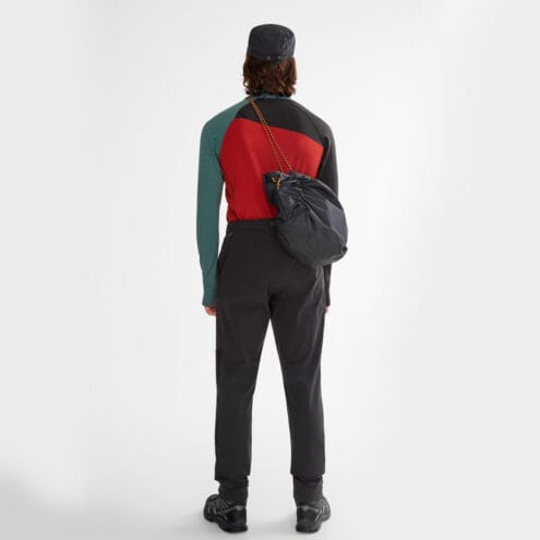 En modell bär en Klättermusen Gebo Bag 23L lättviktsväska (unisex) på axlarna