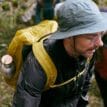 En modell använder Gjalp Backpack 18L mångfunktionell ryggsäck (unisex) i skogen