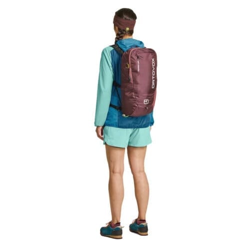 Ortovox Traverse Light 20L Light lättviktsryggsäck (unisex) på en modell