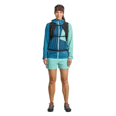 En modell bär Ortovox Traverse Light 20L Light lättviktsryggsäck (unisex)